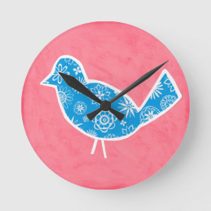 Reloj Redondo Mediano Pájaro decorativo con los modelos en fondo rosado