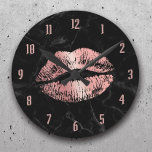 Reloj Redondo Mediano Palo de labios de oro Rosa besando mármol negro mo<br><div class="desc">Lápiz de labios de oro Rosa Besando Relojes modernos de mármol negro.</div>