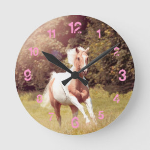 Reloj Redondo Mediano Palomino Paint caballo galopa sobre un prado