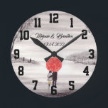 Reloj Redondo Mediano Paraguas rojos Amor pareja rústico romántico Boda<br><div class="desc">Pintura de la acuarela de los paraguas rojos. Ama a la pareja con paraguas rojos. Hermosa obra de arte pintada a mano por mí misma. Perfecto para recién casados,  pareja.  Regalo de aniversario boda. Regalo de San Valentín. Puede personalizar con sus nombres y fecha.</div>