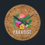 Reloj Redondo Mediano Paraíso floral de Flamingo<br><div class="desc">Flamingo rosa,  flores tropicales y hojas con estampado de mimbre trenzado y la palabra PARADISE hace un elegante reloj de pared temático de verano. COINCIDIENDO con los artículos de nuestra tienda.</div>