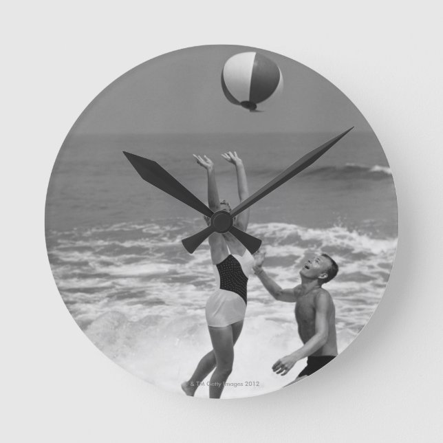 Reloj Redondo Mediano Pareja jugando con una bola de playa (Anverso)