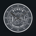 Reloj Redondo Mediano Parque nacional Acadia Bar Harbour Monoline<br><div class="desc">Diseño artístico de Acadia monoline. El Parque Nacional de Acadia está situado principalmente en la isla del Monte Desierto de Maine. Su paisaje está caracterizado por bosques,  playas rocosas y picos de granito como la montaña Cadillac.</div>