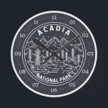 Reloj Redondo Mediano Parque nacional Acadia Bar Harbour Monoline<br><div class="desc">Diseño artístico de Acadia monoline. El Parque Nacional de Acadia está situado principalmente en la isla del Monte Desierto de Maine. Su paisaje está caracterizado por bosques, playas rocosas y picos de granito como la montaña Cadillac.</div>