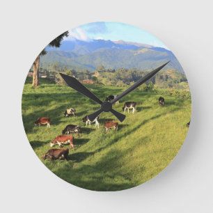 Reloj Redondo Mediano Pastoreo de vacas frisonas Holstien en pradera