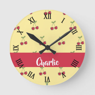 Reloj Redondo Mediano Patrón de cerezas rojas de nombre personalizado