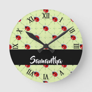 Reloj Redondo Mediano Patrón de ladybugs de nombre personalizado