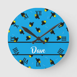 Reloj Redondo Mediano Patrón de peces de nombre personalizado en azul