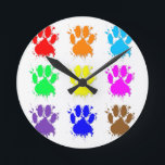 Reloj Redondo Mediano Patrón de puntas de perro con bandeja de tinta<br><div class="desc">Un patrón colorido de huellas de pata de perro con efecto de mancha de tinta.</div>
