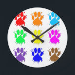 Reloj Redondo Mediano Patrón de puntas de perro con bandeja de tinta<br><div class="desc">Un patrón colorido de huellas de pata de perro con efecto de mancha de tinta.</div>