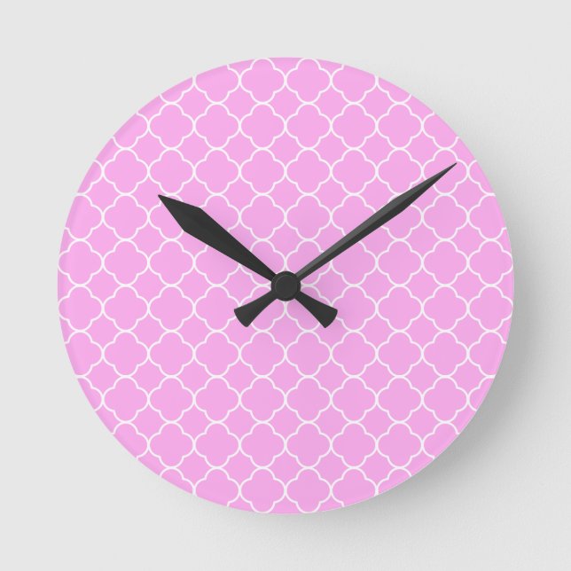 Reloj Redondo Mediano Patrón De Quatrefoil Rosa Y Blanco (Anverso)
