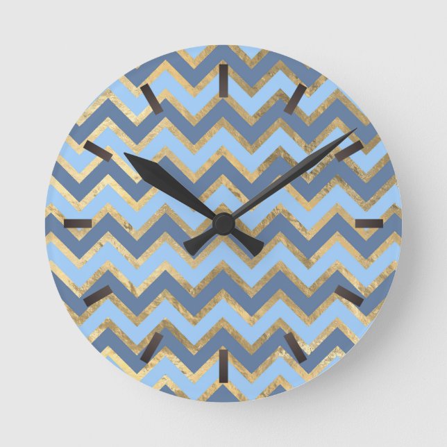 Reloj Redondo Mediano Patrón elegante de Chevron azul y dorado (Anverso)