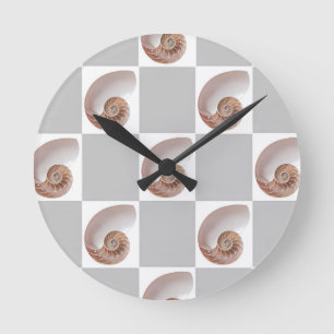 Reloj Redondo Mediano Patrón minimalista de conchas de porcelana en tabl