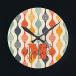 Reloj Redondo Mediano Patrón retro Groovy<br><div class="desc">Su monograma y nombre resaltan un patrón de círculo retro mod en una paleta de color groovy,  este reloj de pared es divertido para usted,  sus hijos y las habitaciones de dormitorios universitarios o como regalo. (Puede eliminar el monograma y el nombre,  simplemente deje la personalización en blanco.)</div>