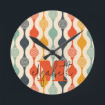 Reloj Redondo Mediano Patrón retro Groovy<br><div class="desc">Su monograma y nombre resaltan un patrón de círculo retro mod en una paleta de color groovy,  este reloj de pared es divertido para usted,  sus hijos y las habitaciones de dormitorios universitarios o como regalo. (Puede eliminar el monograma y el nombre,  simplemente deje la personalización en blanco.)</div>