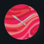 Reloj Redondo Mediano Patrón rojo rosado de Artsy<br><div class="desc">Este elegante reloj redondo de patrón rojo rosado Artsy hace de este reloj un accesorio divertido y emocionante de la pared. El patrón ondulado es una fabulosa mezcla de tonos brillantes y saturados que crean un patrón de onda atractivo haciéndolo parecer un planeta rojo. Hace de su casa un gran...</div>