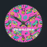 Reloj Redondo Mediano Patrón Verde azulado neón retro de los años 80 Mús<br><div class="desc">Reloj con nombre de personalizable en los años 1980 y 1990 retro,  con elementos de época brillantes y coloridos como reproductor de casetes,  cubo de Rubik,  dulces,  raspones,  etc. en colores cálidos rosa,  turquesa y amarillo.</div>
