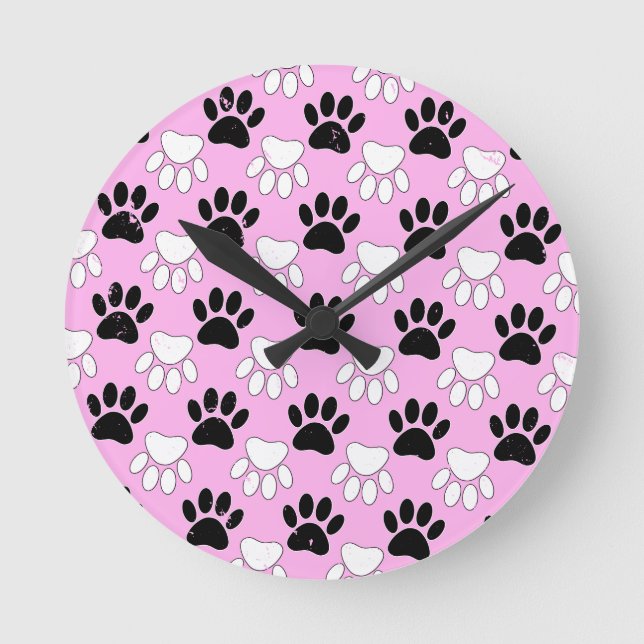 Reloj Redondo Mediano Paws Blancos Y Negros Con Fondo Rosa (Anverso)