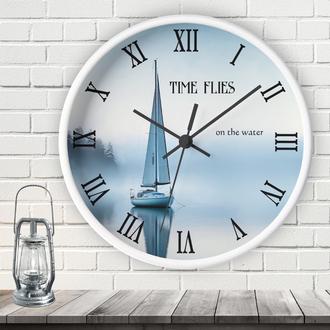 Reloj Redondo Mediano Paz Náutica en barco de vela (Peaceful nautical wall clock featuring a painting of a sailboat on calm water - sailor - beach house)