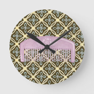 Reloj Redondo Mediano Peine de la lavanda en fondo del chocolate
