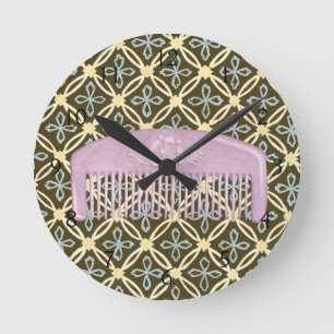 Reloj Redondo Mediano Peine de la lavanda en fondo del chocolate
