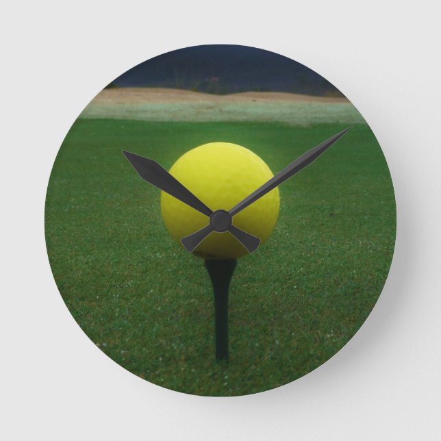 Reloj Redondo Mediano Pelota de golf amarilla en un campo de golf de la (Anverso)