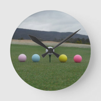 Reloj Redondo Mediano pelotas de golf coloreadas brillantes en una