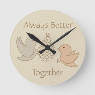 Reloj Redondo Mediano Pequeños beiges en el alimentador - Mejor juntos.