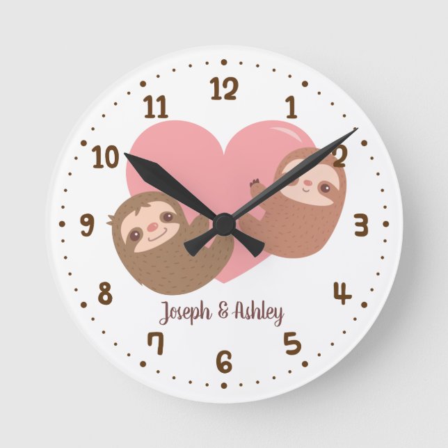 Reloj Redondo Mediano Perezosos Adorables Abrazando Corazón, Decoración  (Anverso)