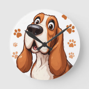 Reloj Redondo Mediano Perro Basset Alegre con Huellas de Pata Naranjas