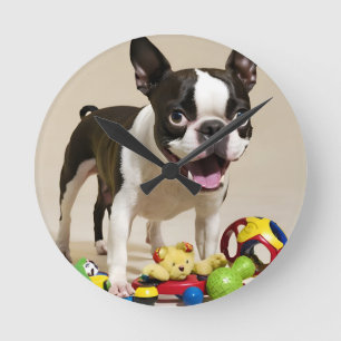 Reloj Redondo Mediano Perro de Boston Terrier jugando con juguetes