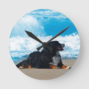 Reloj Redondo Mediano Perro de montaña de Bernese en la playa