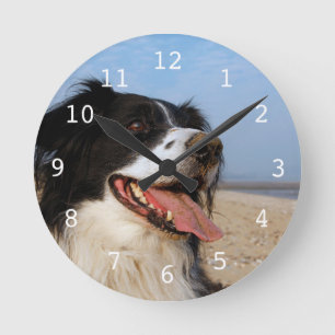 Reloj Redondo Mediano Perro feliz en la playa