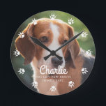 Reloj Redondo Mediano Personalizado de impresión de pata de perro<br><div class="desc">Los perros dejan huellas de pata en su corazón. Muestra la foto de tu mejor amigo favorito con este hermoso diseño de reloj personalizado.</div>