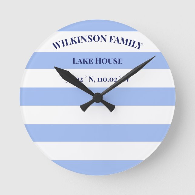 Reloj Redondo Mediano Personalizado Lake house Blue Stripes (Anverso)