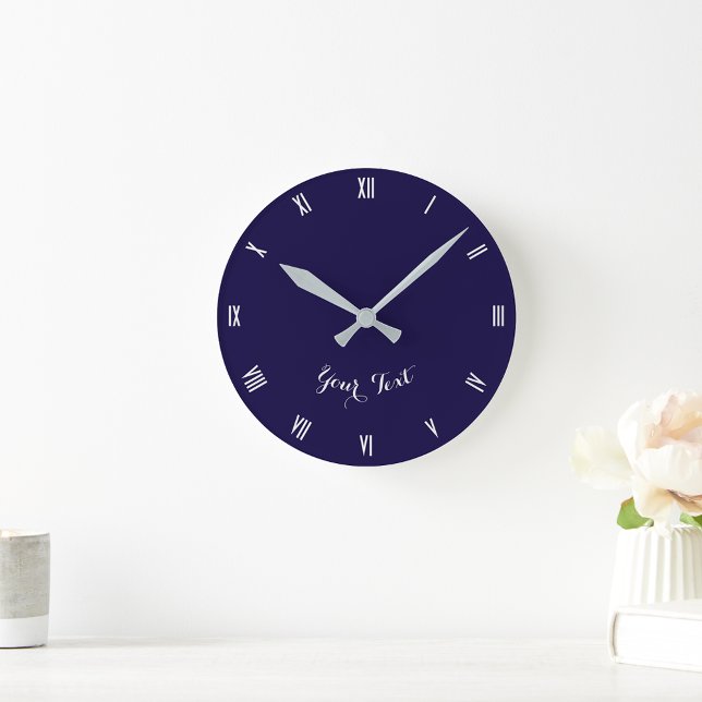 Reloj Redondo Mediano Personalizado Monogramado Moderno Elegante Azul Ma (Custom Monogrammed Modern Elegant Navy Blue Silver Round Clock)