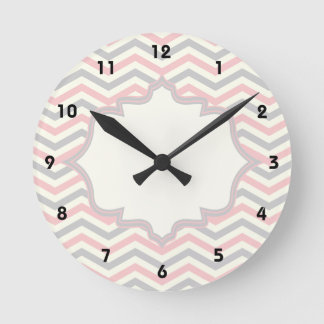 Reloj Redondo Mediano Personalizado rosado, gris, de marfil moderno del