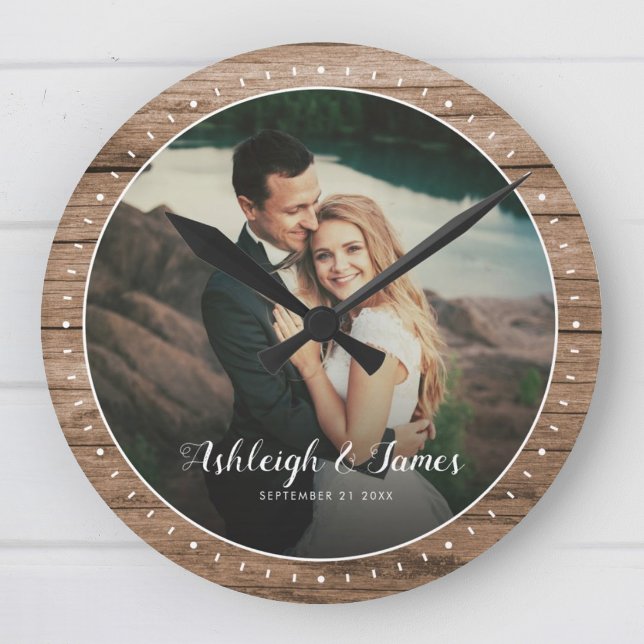 Reloj Redondo Mediano Personalizado Rustic Modern Boda Photo Script (Rustic wooden clock with a photo of a couple embracing, set against a scenic outdoor backdrop.)