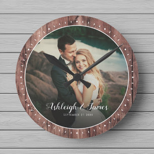 Reloj Redondo Mediano Personalizado Rustic Modern Boda Photo Script Wood
