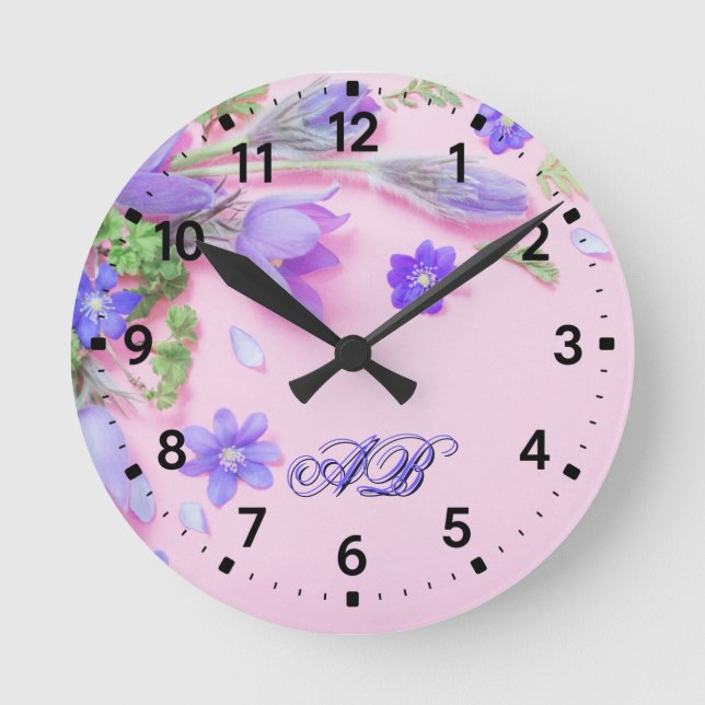 Reloj Redondo Mediano Personalized Floral Monogram Wall Clock – Custom  (Anverso)