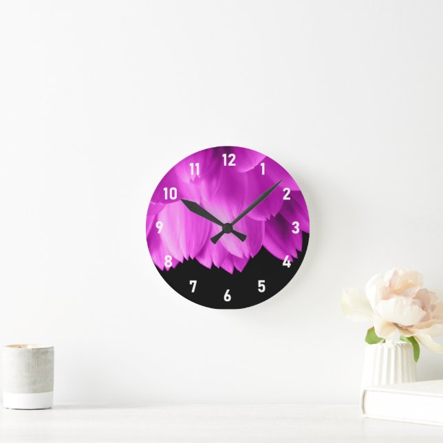 Reloj Redondo Mediano Pétalos de flores rosadas calientes sobre negro (Hogar)