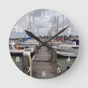 Reloj Redondo Mediano Pier con embarcaciones y yates en Marken, Países B