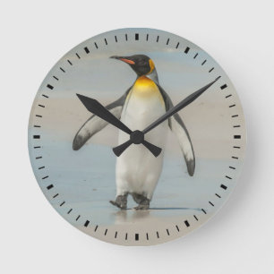 Reloj Redondo Mediano Pingüino caminando en la playa