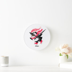 Reloj Redondo Mediano Pingüino navidad en Gorra y bufanda en patines