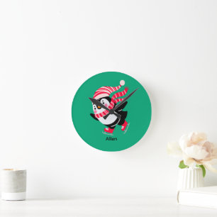 Reloj Redondo Mediano Pingüino navidad en Gorra y bufanda en patines