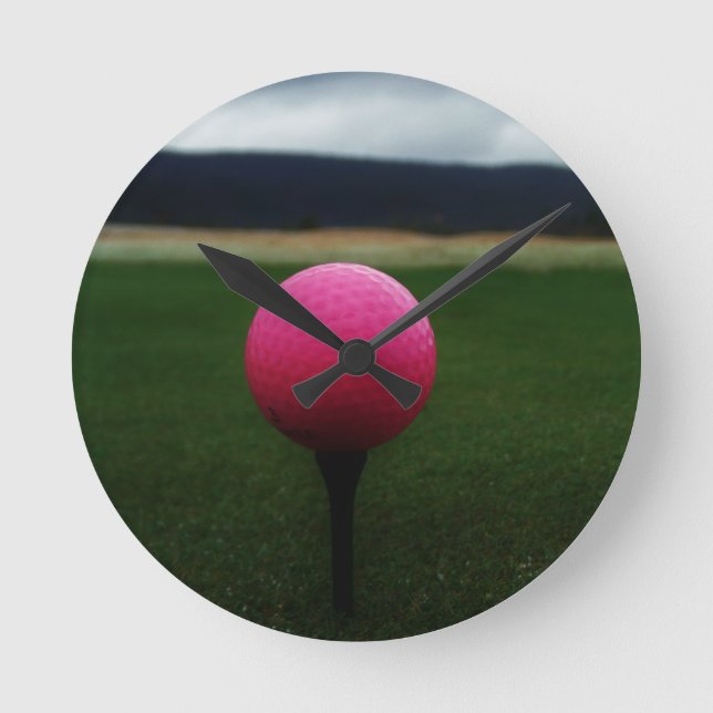 Reloj Redondo Mediano Pink Golf Ball on a mountain golf course (Anverso)