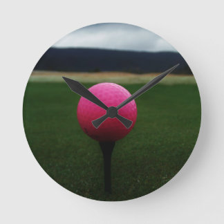 Reloj Redondo Mediano Pink Golf Ball on a mountain golf course