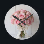 Reloj Redondo Mediano Pink Rose Bouquet Pearl Lace Romantic<br><div class="desc">Delicate and dreamy bouquet of soft pastel pink roses wrapped in ivory lace and pearl accents. This gentle,  feminine composition radiates timeless romance,  elegance and quiet sophistication the perfect expression of tender love,  bridal grace and classic feminine beauty.</div>