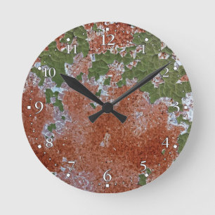 Reloj Redondo Mediano Pintura verde desconchada en metal oxidado