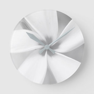 Reloj Redondo Mediano Plumeria - Retrato de macro blanco y negro